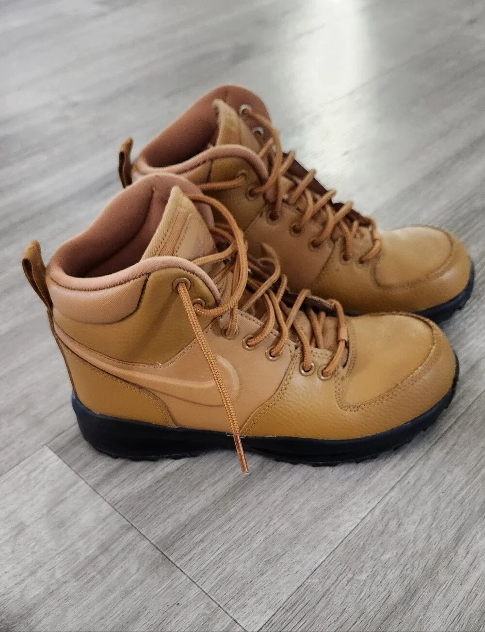 Nike Manoa LTR hiking boots Big Kids Size 4Y Wheat/black